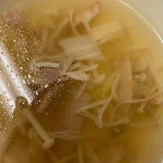 白菜とねぎとえのきとベーコンの中華スープ